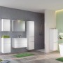 Badezimmer-Szene mit weißem Held Möbel Bad-Midischrank Verona (40 cm) und weiteren Badmöbeln.