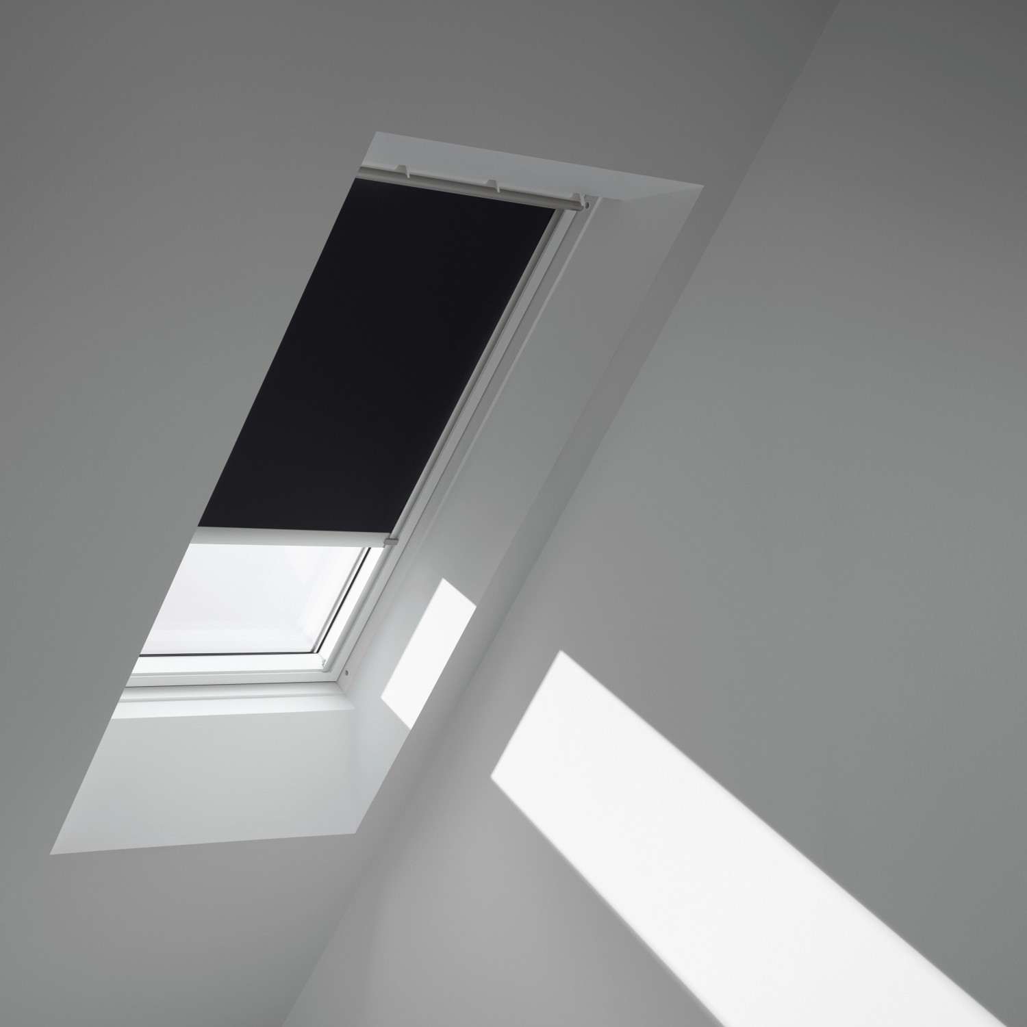 Velux Verdunkelungsrollo DML CK02 in Schwarz-Silber am Dachfenster für optimale Verdunkelung.