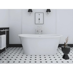 Weiße, ovale Vente-unique Pelmato freistehende Badewanne 150 cm in einem eleganten Bad mit Schachbrettmuster.