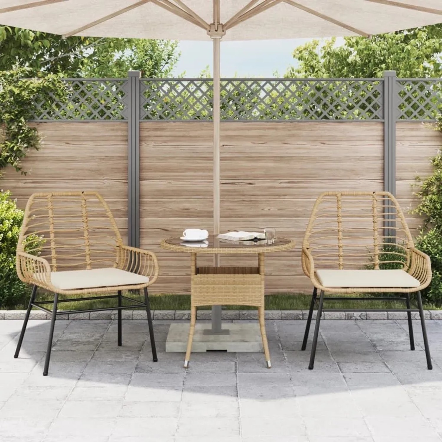 Zwei braune vidaXL Poly Rattan Gartenstühle mit schwarzen Stahlrahmen und cremeweißen Sitzkissen auf Terrasse.
