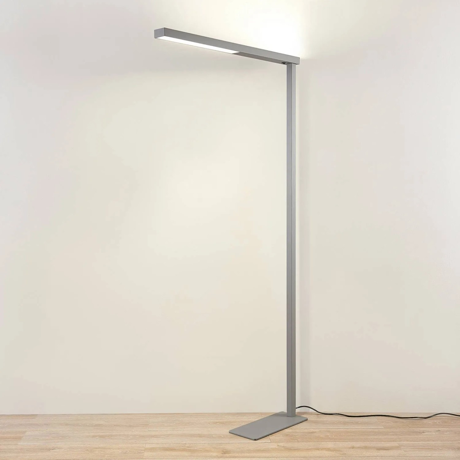 Moderne Arcchio LED Bürostehleuchte Tamilo aus Alu, 193cm hoch, für Arbeitszimmer und Büro.