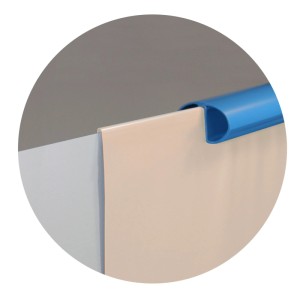 Detailaufnahme der sandfarbenen Waterman Poolfolie mit blauem Handlauf.