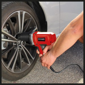Einhell Schlagschrauber CC-IW 950/1 beim Radwechsel am Auto.