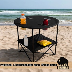Faltbarer BigDean Campingtisch mit Getränkehaltern und Ablage auf Sandstrand.