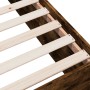 Detail des vidaXL Bettgestells Räuchereiche mit hellen Sperrholz-Latten für 150x200 cm Matratze.