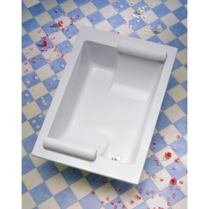 Weiße Ottofond Maharaja Körperform-Badewanne (195 cm) mit Nackenrollen auf blau-weißem Fliesenboden.