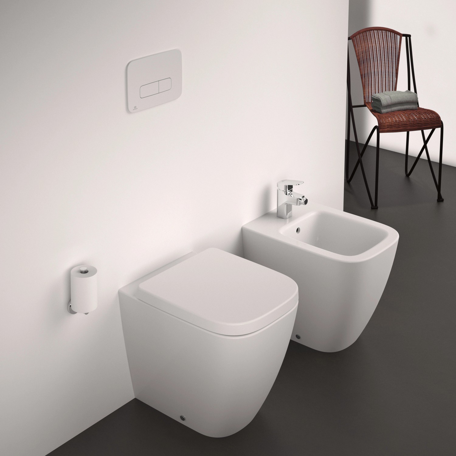 Ideal Standard i.life S Stand-WC, randlos, weiß, mit Spülkasten und Bidet im Badezimmer.
