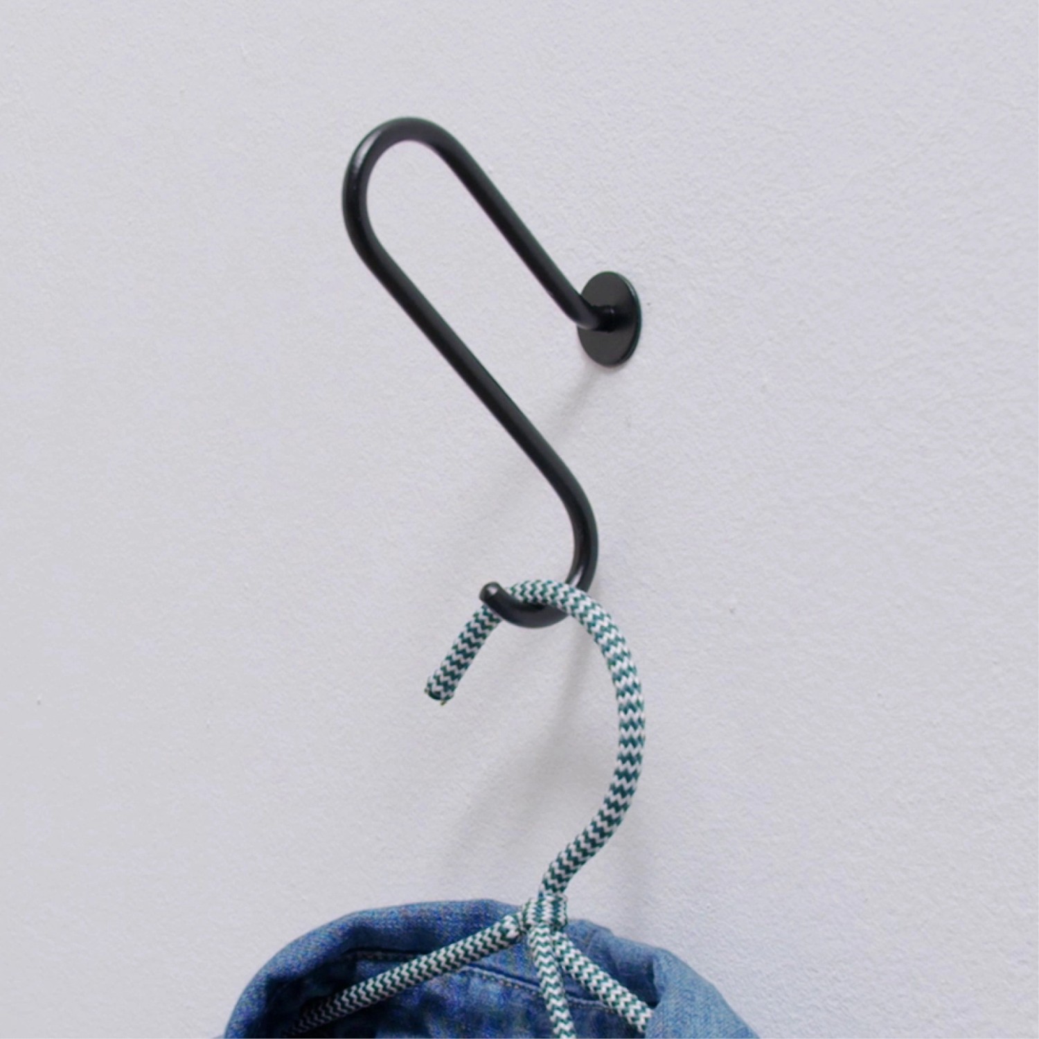 Schwarzer Wagner Wandhaken Hooks4home Retro aus Stahl, 105x70x35mm.