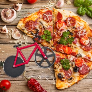 Roter Fahrrad-Pizzaschneider aus Edelstahl und Kunststoff auf Holztisch, neben frischer Pizza.