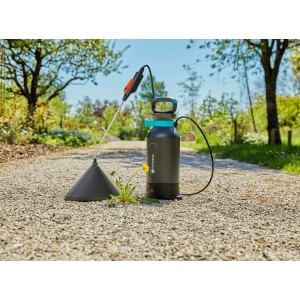 Gardena Sprühgerät mit Sprühkegel für präzises Besprühen im Garten.