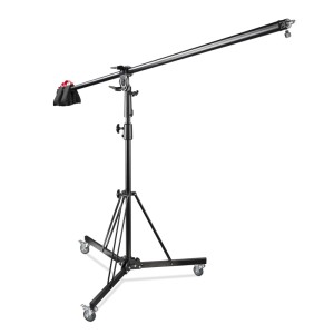 Schwarzes Walimex Pro Galgenstativ mit Rollen, ausziehbarem Auslegearm und Sandsack für Kamera & Studioleuchten.