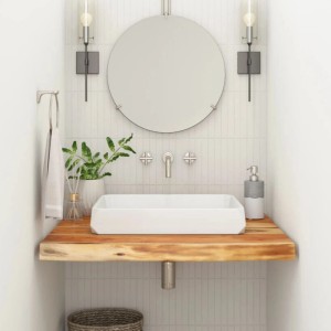 Quadratische Waschtischplatte aus Akazie Massivholz 60x60 cm mit Naturkante im Badezimmer.
