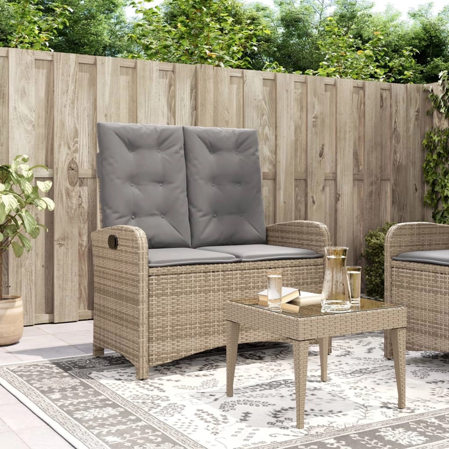 Verstellbare furnicato Gartenbank aus Rattan mit beigen Polyrattan und grauen Kissen.