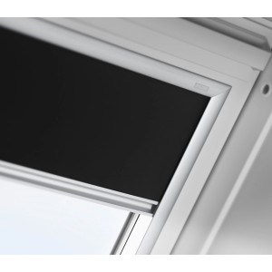 Velux Verdunkelungsrollo DKL S08 3009S in Schwarz für Dachfenster, teilweise geöffnet.