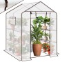 Begehbares Foliengewächshaus mit weißer PE-Folie, braunem Stahlrahmen, Tür, Fenster und 8 Regalebenen für Gartenpflanzen.