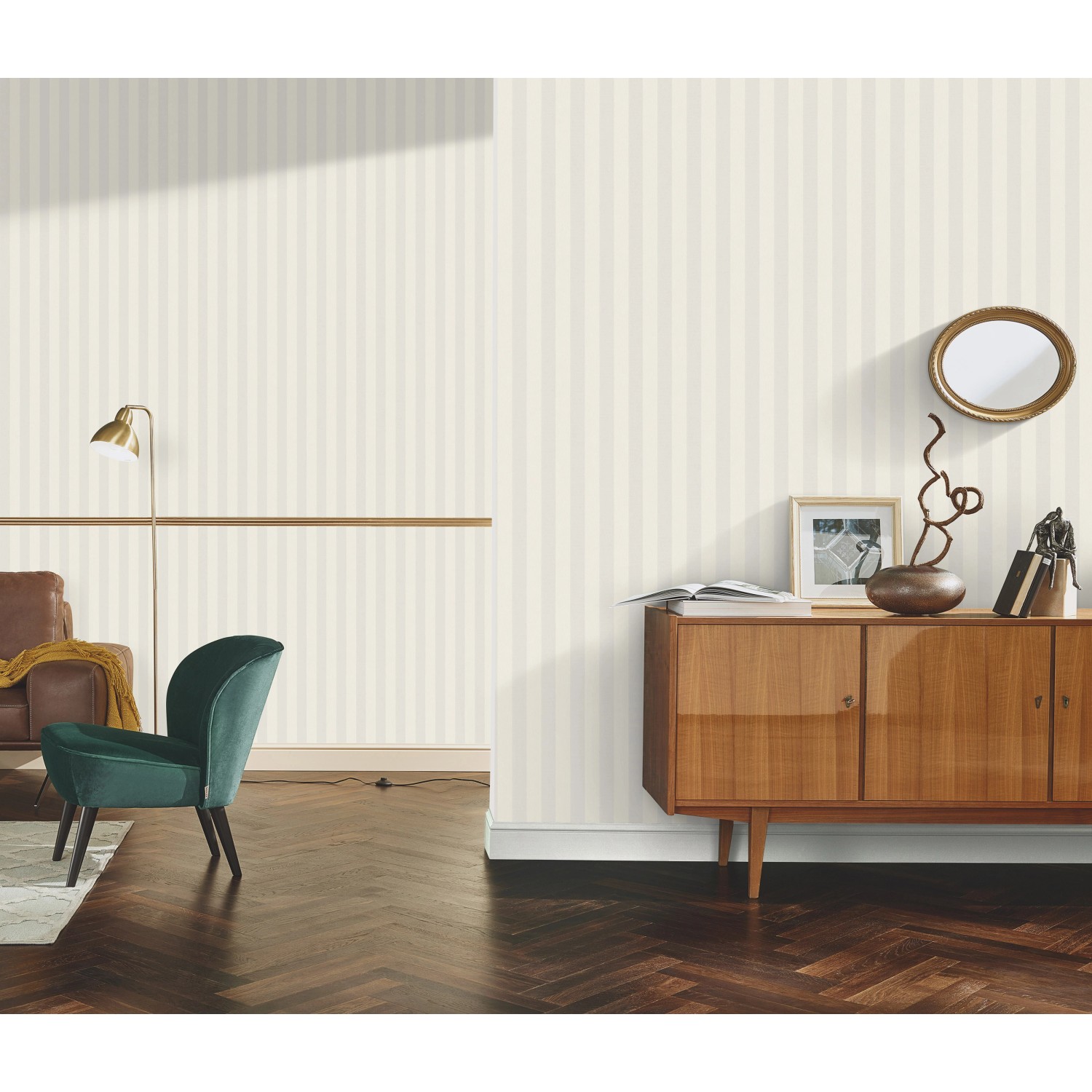 Erismann Vliestapete Versailles Entree, Creme, mit klassischem Streifenmuster im Wohnraum.