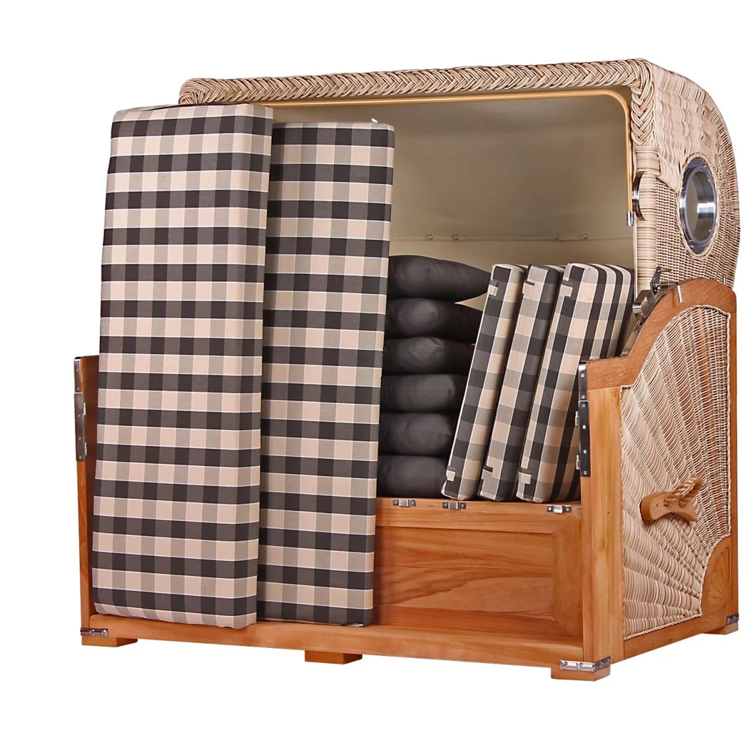 Strandkorb Königssee 3-Sitzer Teak mit Bullauge, karierten Kissen und Schutzhülle.