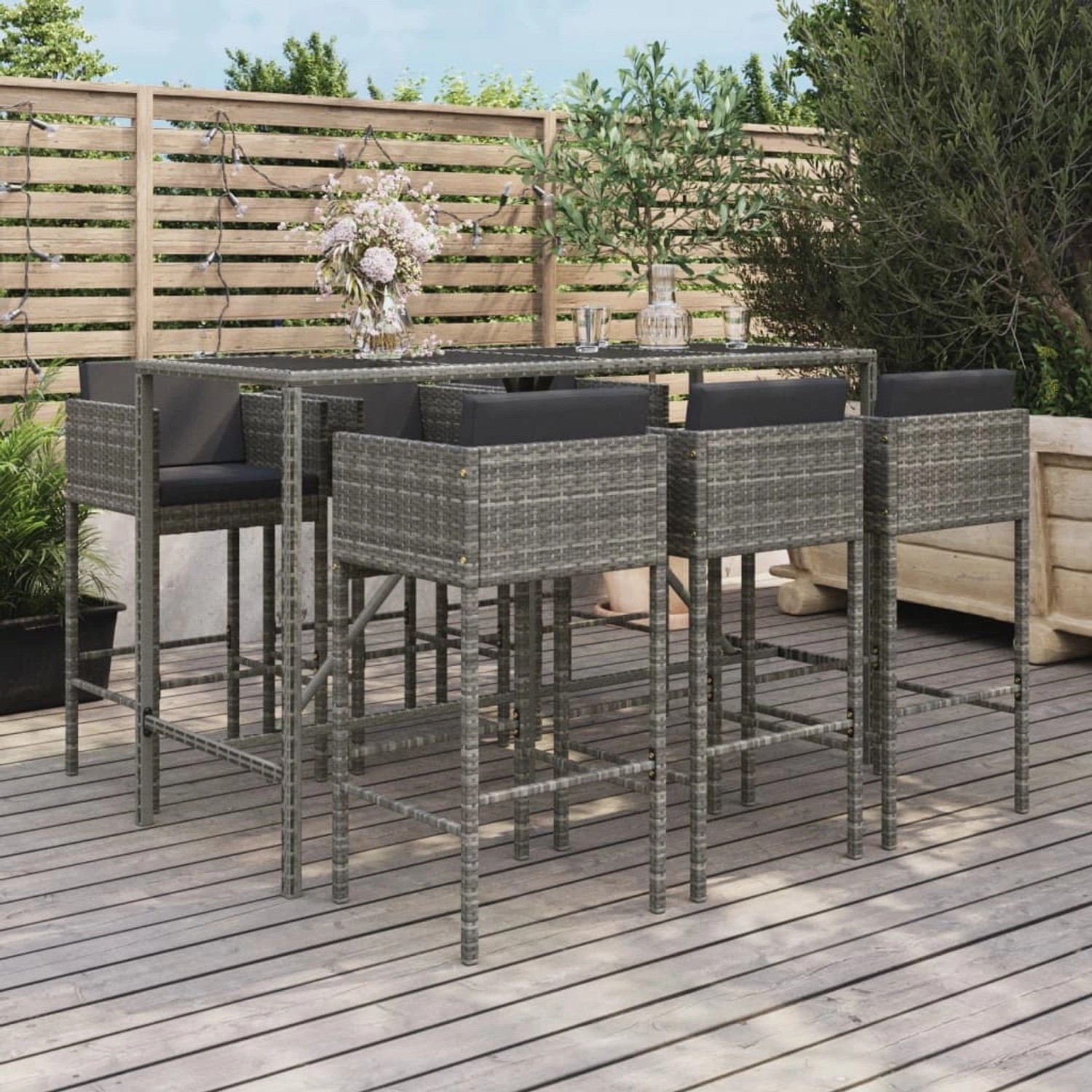 7-tlg. Gartenbar-Set Grau Poly Rattan mit Tisch, 6 Hockern und Kissen auf Terrasse.