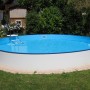 Rundes Summer Fun Stahlwand Pool-Set Bahrain, Ø 350x150 cm, mit Leiter und blauem Wasser im Garten.