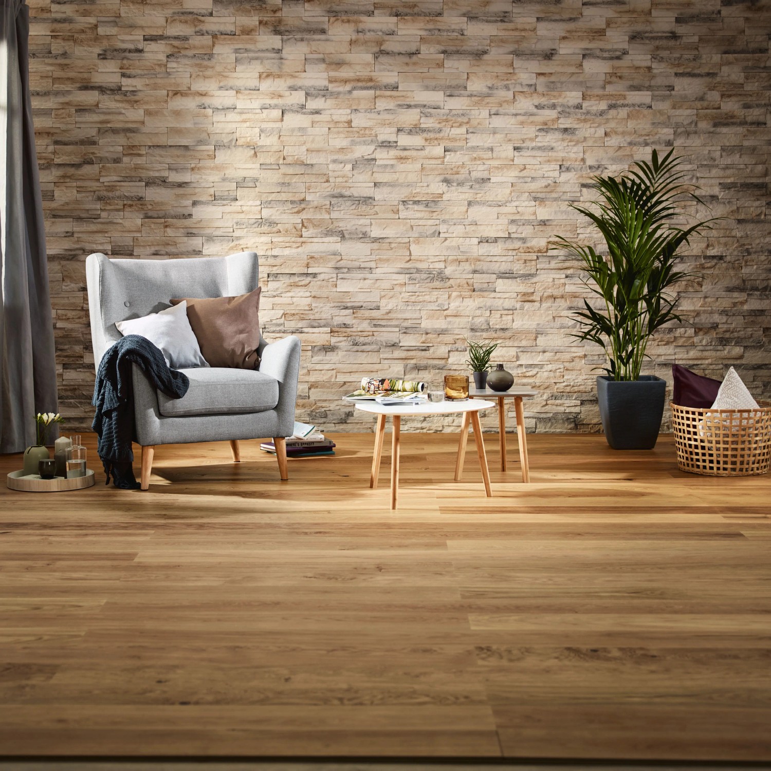 Wohnraum mit Stegu Verblender Nepal beige-grau als Wandverkleidung.