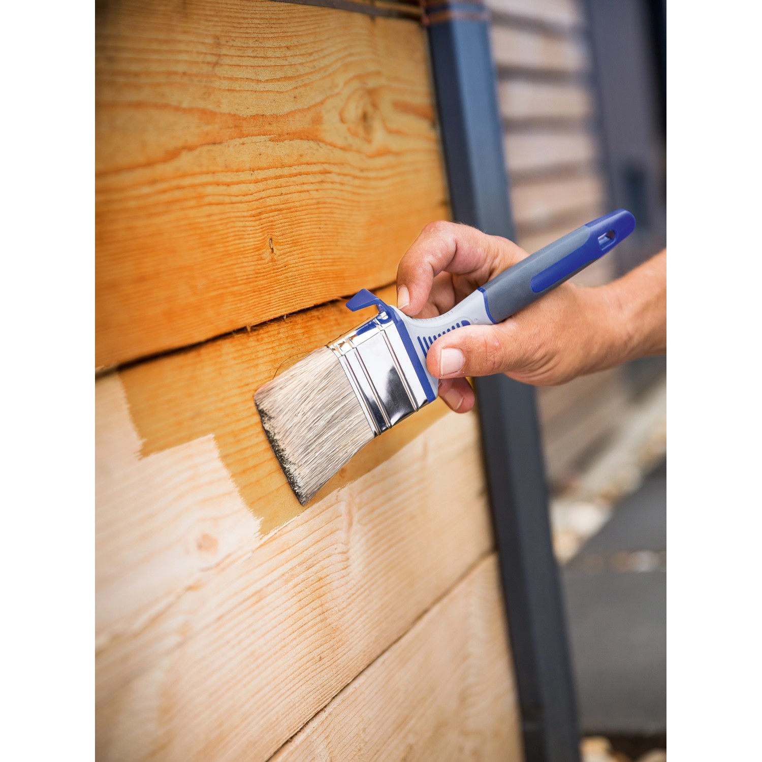 Hand lasiert Holz mit LUX Flachpinsel Lasur 60mm. Pinsel mit Tank für mehr Farbaufnahme.