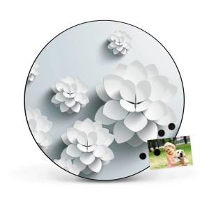 Runde, schwarze Magnettafel mit Lotusblüten-Motiv und Foto, 47cm, als Wanddekoration.
