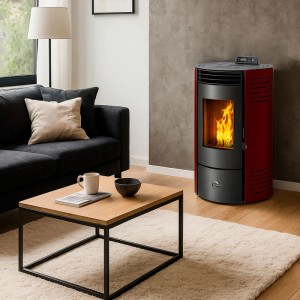 Bordeauxroter Sannover Azora Pelletofen 11,6 kW mit sichtbarer Flamme im modernen Wohnzimmer. Zylindrisches Design.