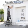 Mann auf schwarzem 4-Stufen Klapptritt installiert Kamera an Hauswand. Faltbare Haushaltsleiter, TÜV/SGS geprüft, 150 kg.