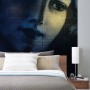 Komar Vlies Fototapete Lumière 200x280cm mit Frauengesicht im Schlafzimmer.