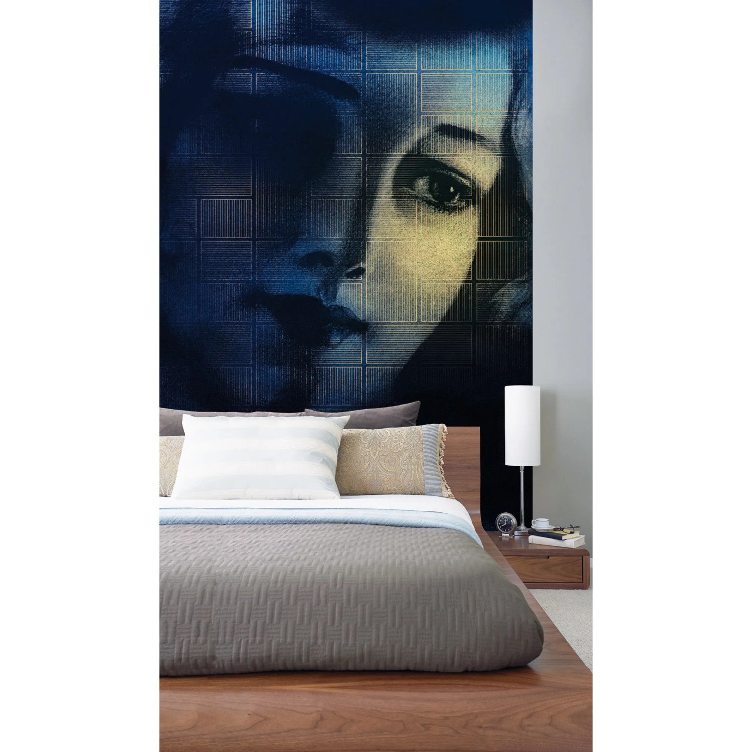 Komar Vlies Fototapete Lumière 200x280cm mit Frauengesicht im Schlafzimmer.