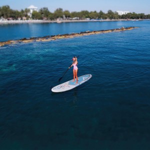 Frau paddelt auf blauem ZRAY Stand Up Paddle Board X3 Set auf dem Meer.