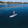 Frau paddelt auf blauem ZRAY Stand Up Paddle Board X3 Set auf dem Meer.