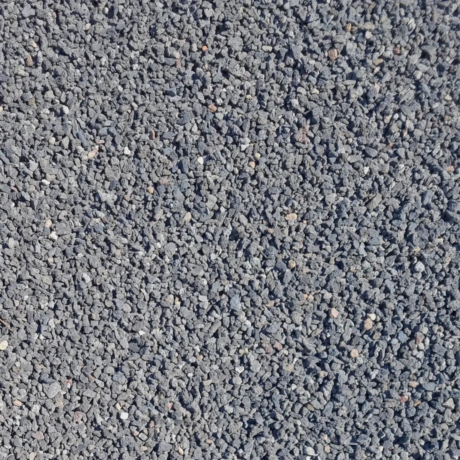 Nahaufnahme von anthrazitfarbenem Galamio Lavamulch (2-8 mm) als Dekormulch.