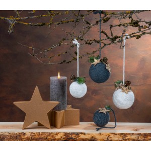 Dekorative Makramee-Kordel-Kugeln in Anthrazit und Weiß mit Tannenzweigen und Sternen verziert.
