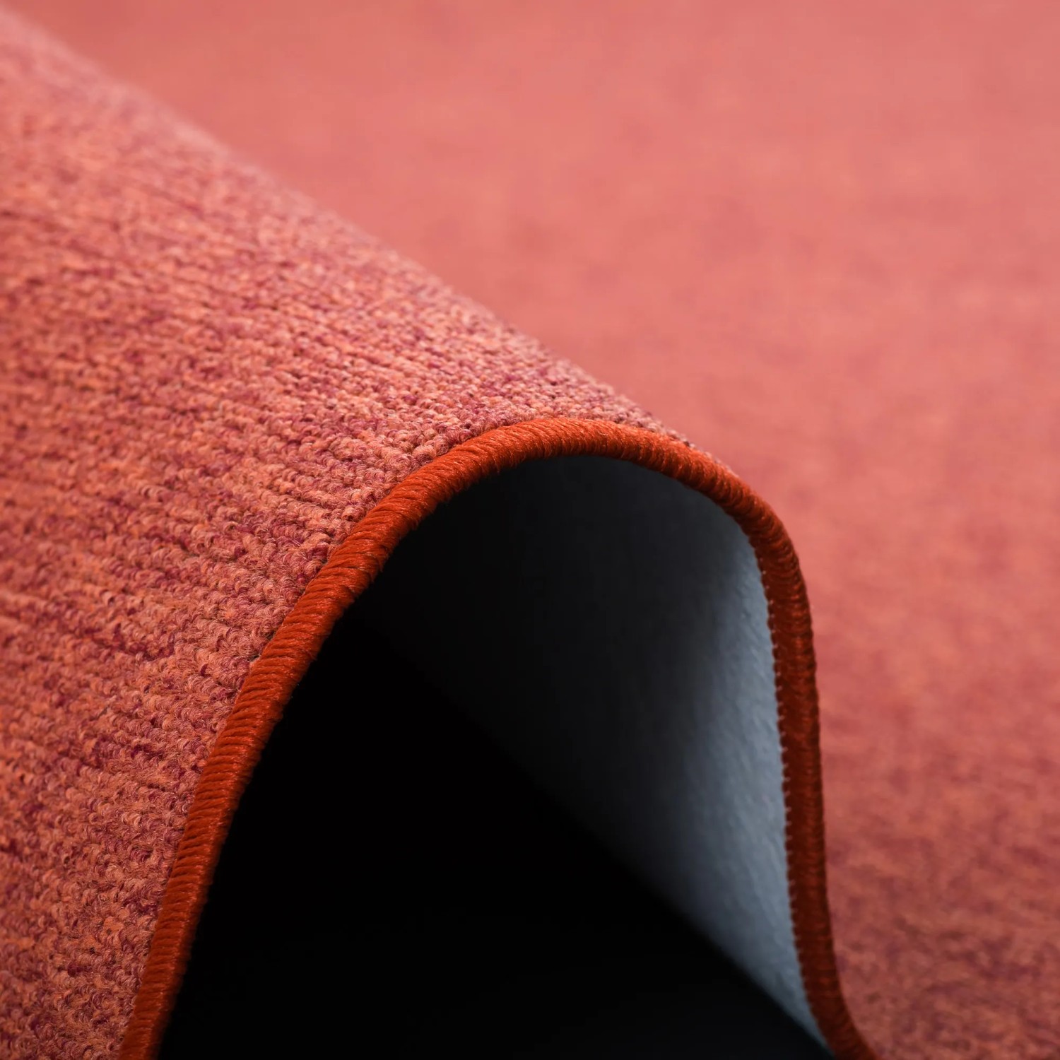 Detailansicht: Runder, terrakottafarbener Feinschlingen Velour Teppich Strong.