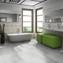 Helles Bad mit Classen Ceramin Fliesen Neo Vario Bianco im Großformat als Bodenbelag.