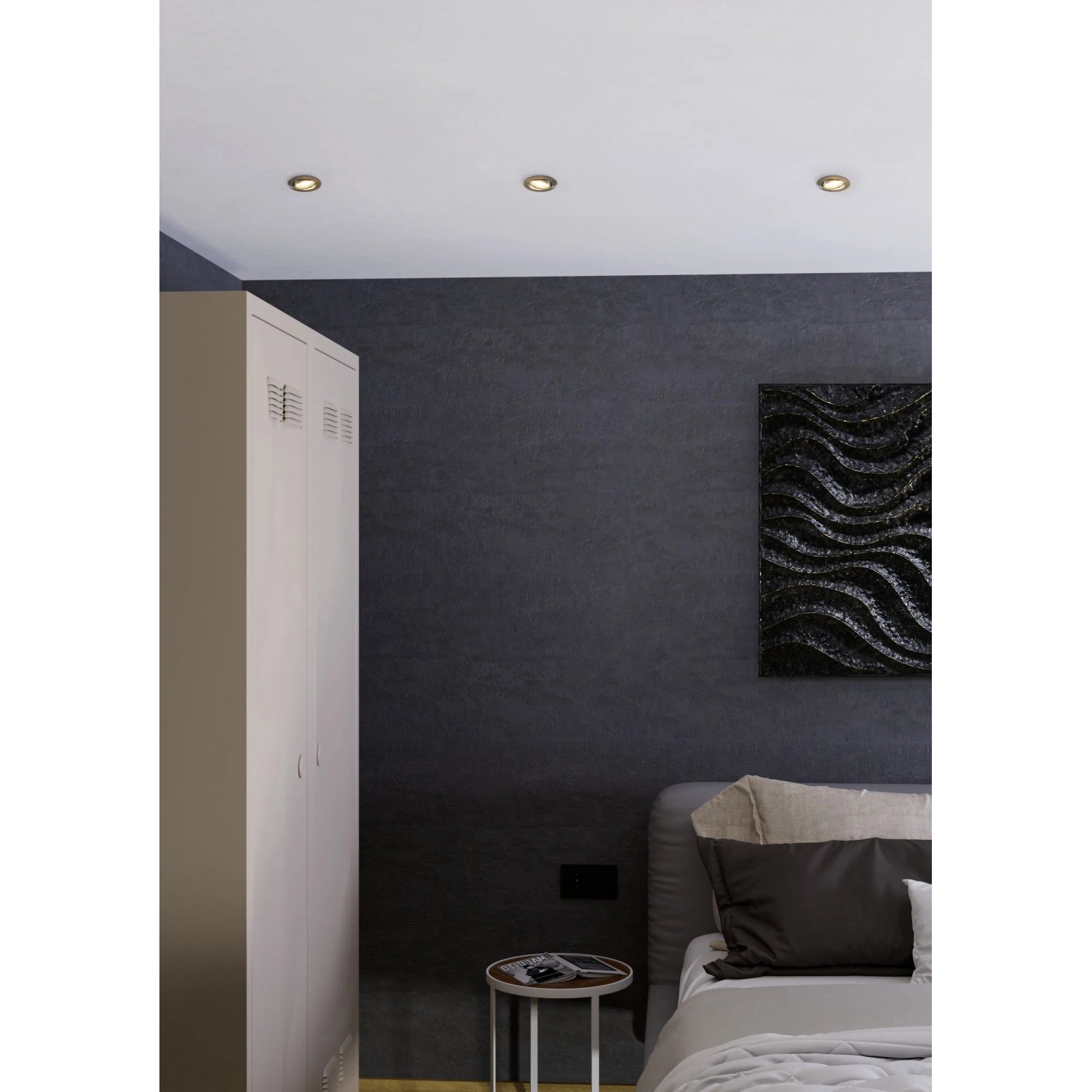 Drei Eglo Agulo 1 LED-Einbauspots in Nickel Matt, rund, in weißer Decke eines Schlafzimmers integriert. Ø 8,5 cm.