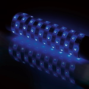 Aufgerollter LED-Stripe, 5 m, mit RGB-Farbwechsel und blauer Beleuchtung.