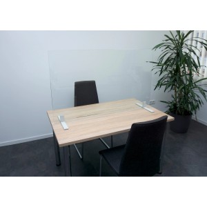 Hygiene Schutzglas 120x70 cm mit 3 Standfüßen in Lichtgrau auf Tisch, als Spuckschutz.