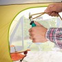 Wolfcraft Outdoormesser mit gezahnter Klinge im Einsatz zum Durchtrennen einer Schnur im Zelt.