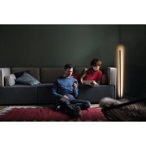 Schwarze Ledvance Smart+ WiFi Stehlampe Ecke, 142cm, im Wohnzimmer mit zwei Personen.