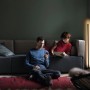 Schwarze Ledvance Smart+ WiFi Stehlampe Ecke, 142cm, im Wohnzimmer mit zwei Personen.