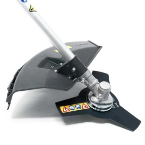 Wiltec 5in1 Benzin Multitool: Detailansicht des schwarzen Rasentrimmer-Messers mit Schutzhaube. Gartenhandgerät.