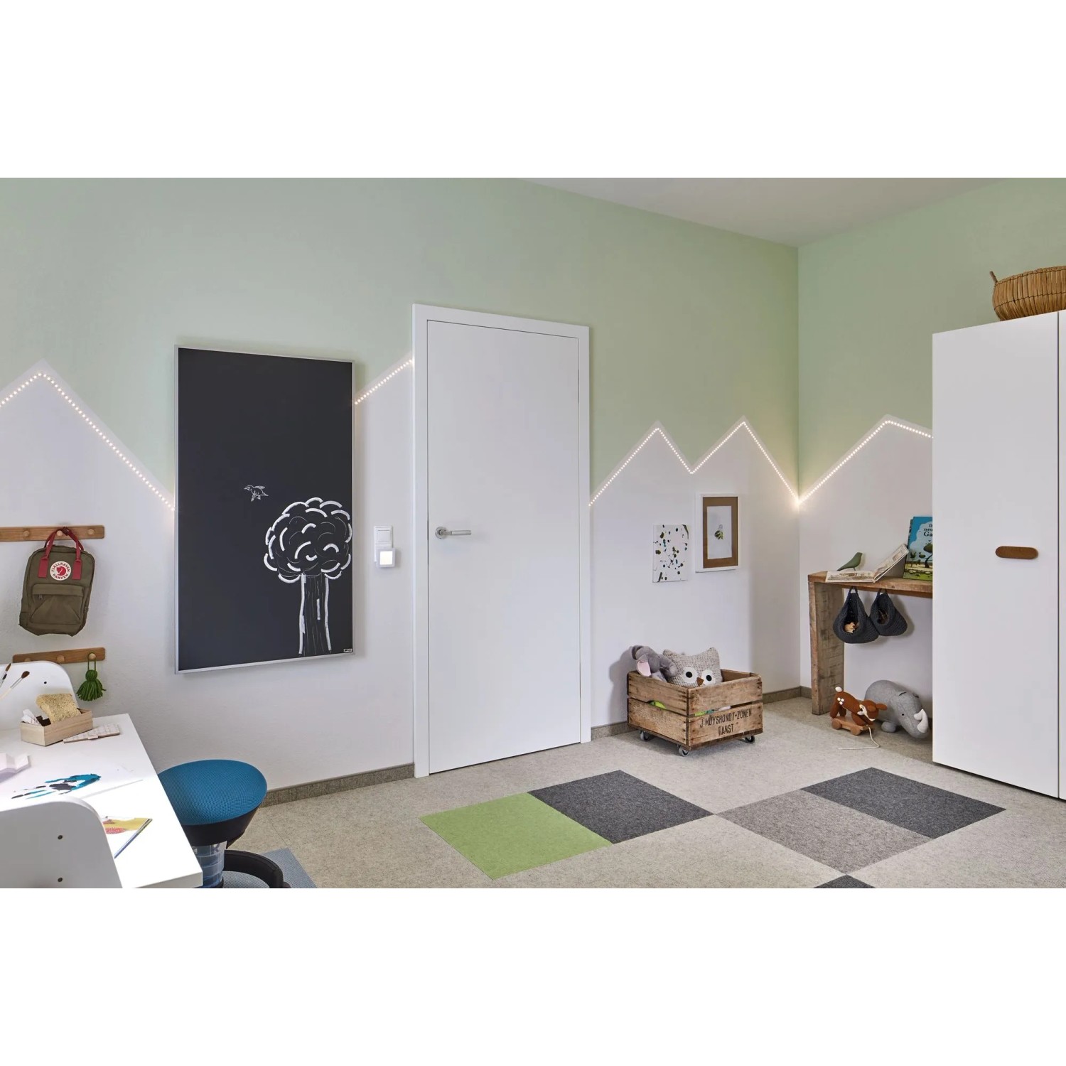 Kinderzimmer mit Paulmann FlexLED Leuchtschrift in warmweiß als Berglandschaft an der Wand.