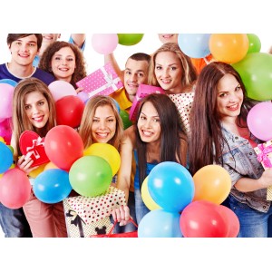 Fröhliche Menschen mit bunten Ballons und Geschenken, ideal für das Rothenberger Ballon-Party-Set.