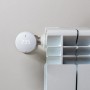 Shelly TRV Thermostatventil mit Gateway am Heizkörper, smarte Hausautomation.