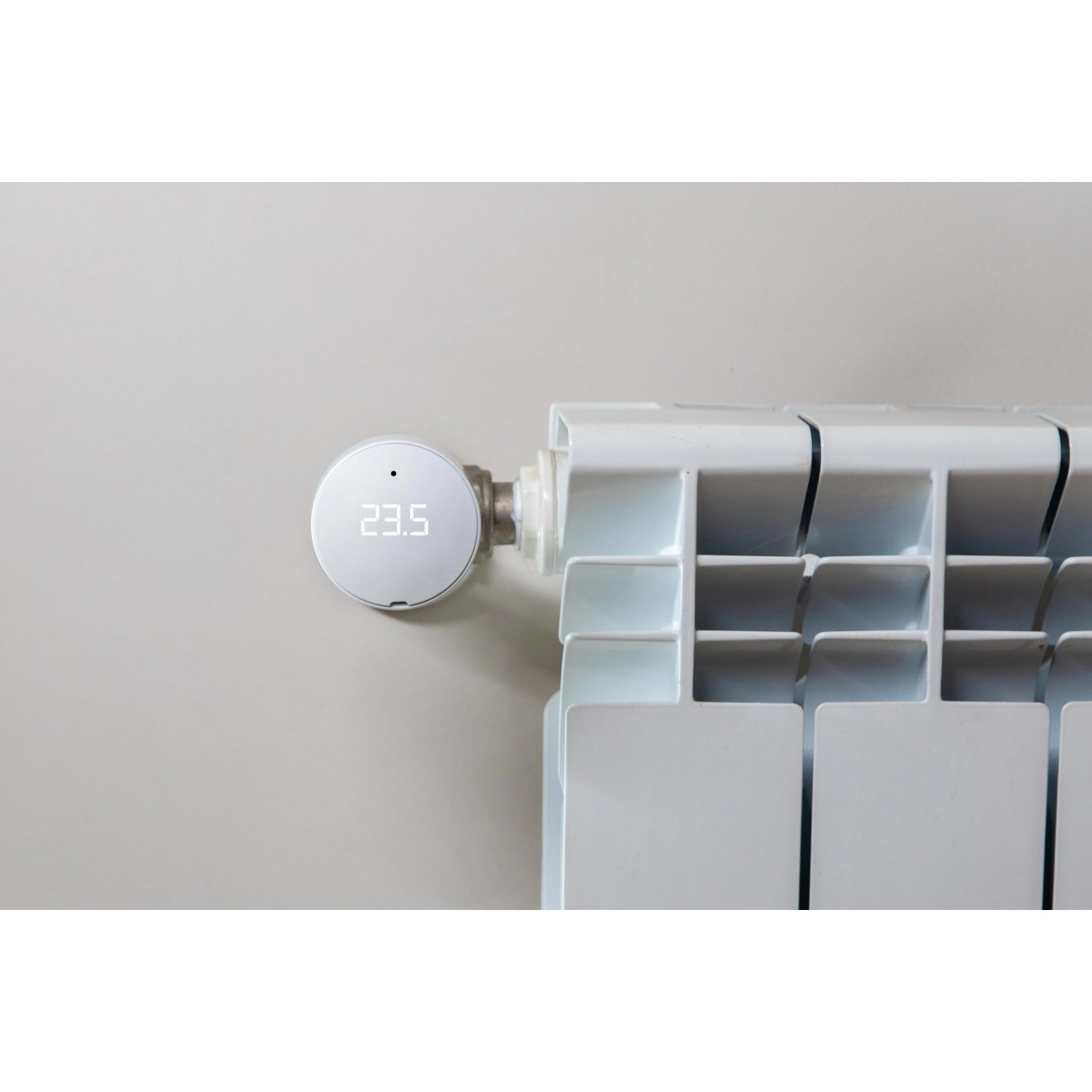 Shelly TRV Thermostatventil mit Gateway am Heizkörper, smarte Hausautomation.