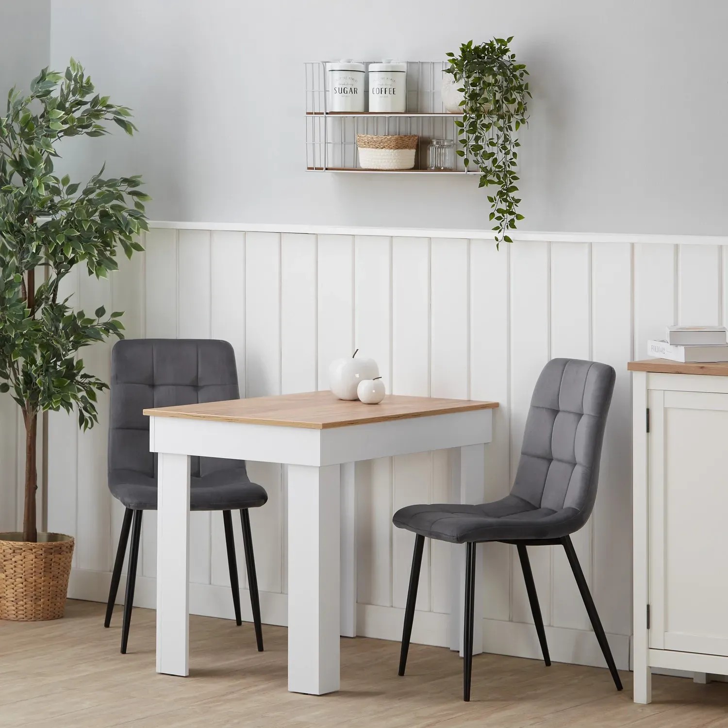 Homestyle4u Esszimmerstuhl 6er Set Anthrazit Samt mit Esstisch und Dekoration.