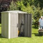 Beiges Keter Kunststoff-Gartenhaus (2,87 m²) mit geöffneten Türen und Gartengeräten im Inneren.