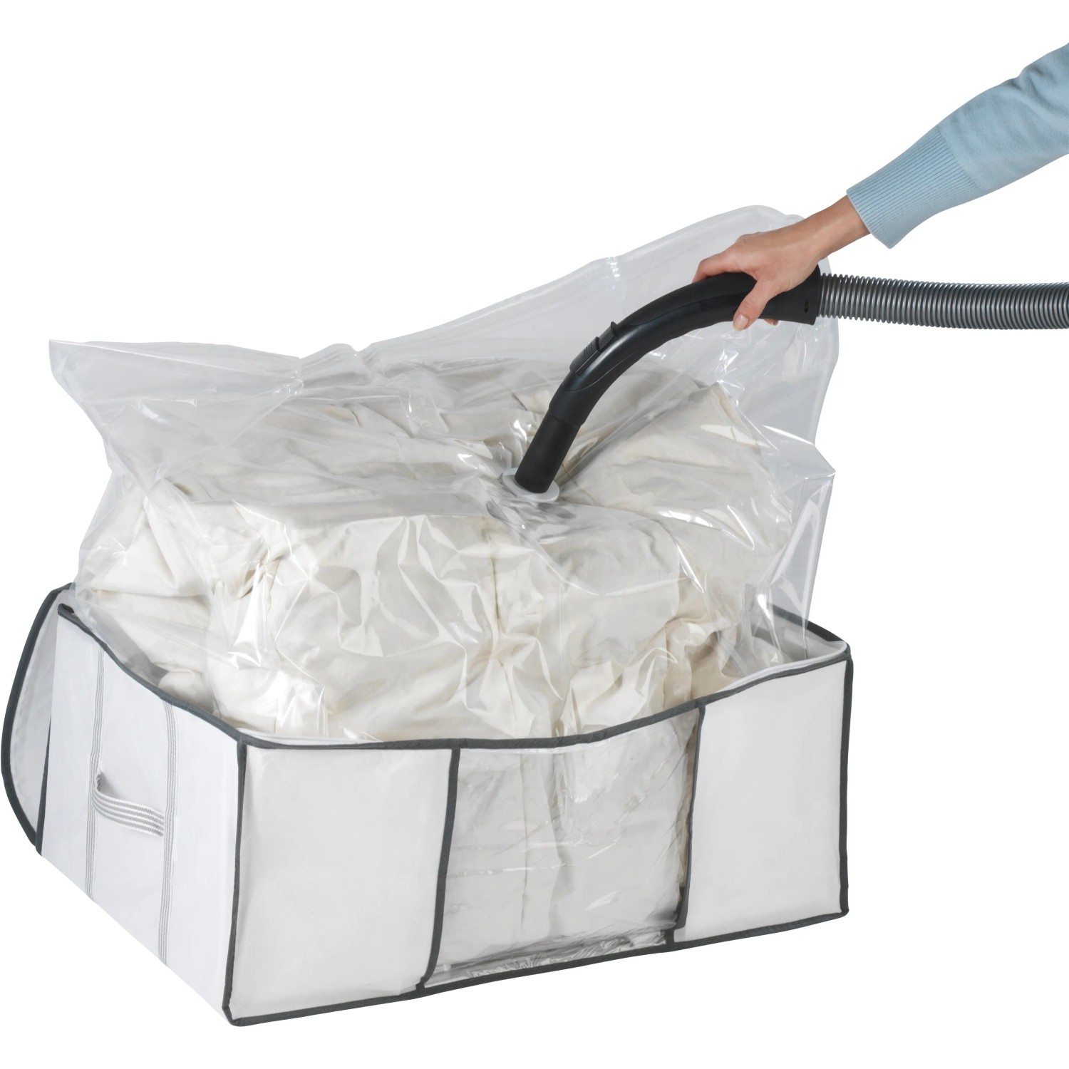 Wenko Vakuum Soft Box L: Weiße Textilbox mit Vakuumsack und Staubsauger zum platzsparenden Aufbewahren.